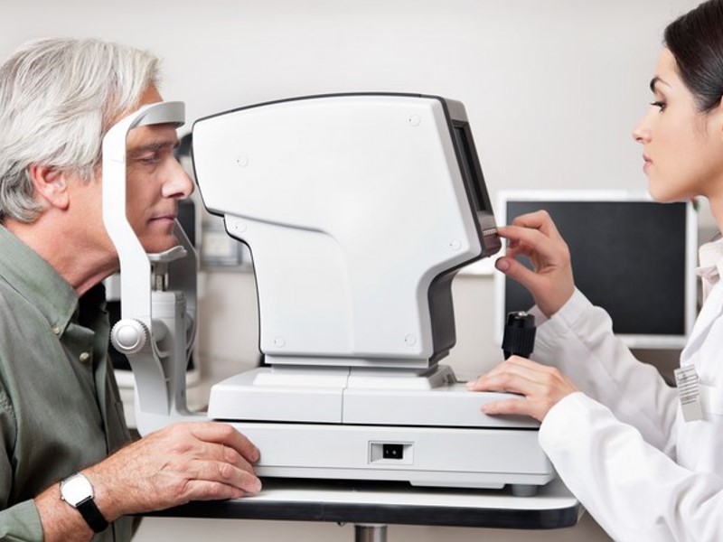 Reden pregled oči v optiki